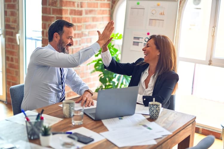 Equipo de trabajo colaborando en oficinas de GRUPO VALU